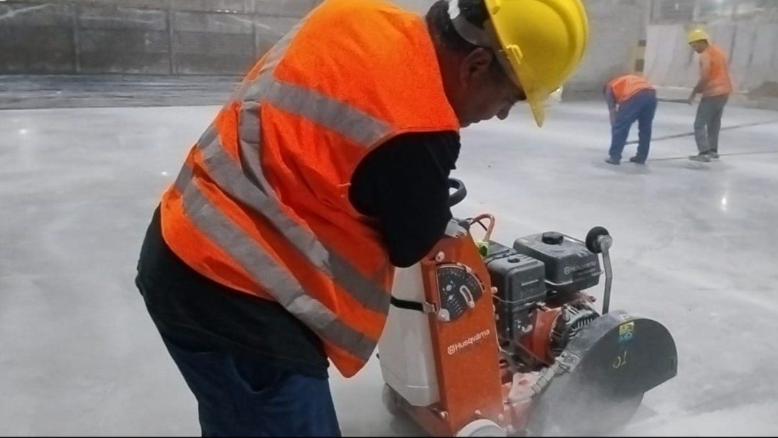Corte de junta no piso de concreto